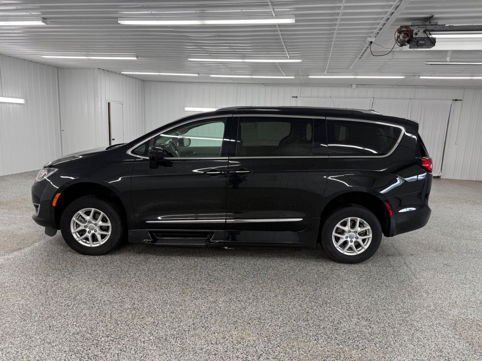 2020 Chrysler Pacifica — side profile view